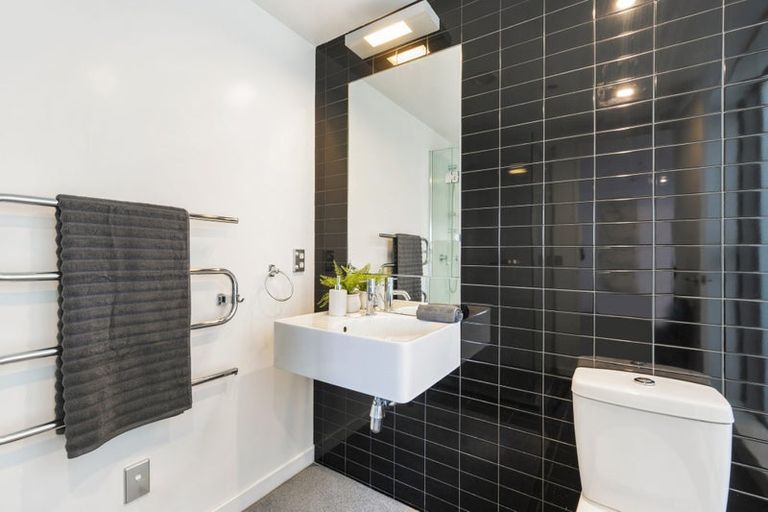 Photo of property in Portal Apartments, 6a/42 Cable Street, Te Aro, Wellington, 6011