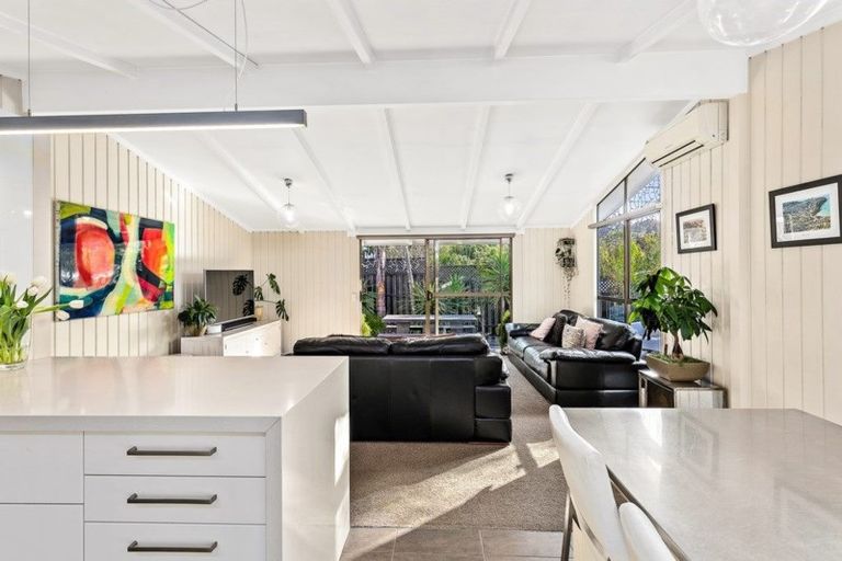 Photo of property in 2/12 Westbourne Road, Murrays Bay, Auckland, 0630