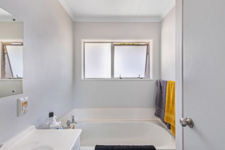 Photo of property in 2 Te Ngaere Place, Merrilands, New Plymouth, 4312