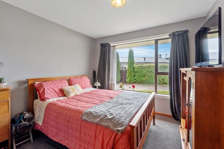 Photo of property in 32 Martbern Crescent, Bishopdale, Christchurch, 8053