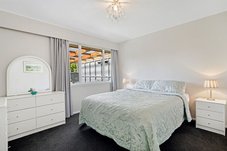 Photo of property in 4 Rixon Place, Te Atatu Peninsula, Auckland, 0610