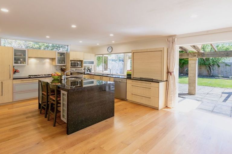 Photo of property in 40 Saint Andrews Square, Strowan, Christchurch, 8052