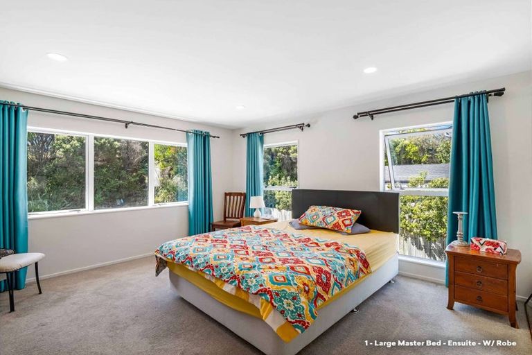 Photo of property in 6 Kahu Close, Orewa, 0931