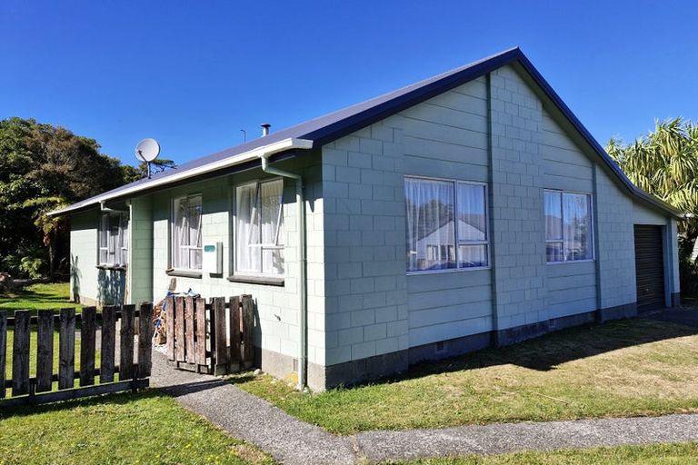 Photo of property in 16 Arnott Heights East, Greymouth, 7805
