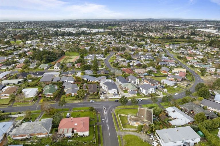 Photo of property in 25 Chatsworth Crescent, Pakuranga Heights, Auckland, 2010