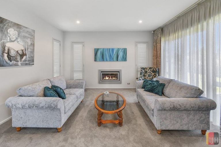 Photo of property in 2 Portofino Point, Karaka, Papakura, 2113