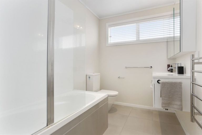 Photo of property in 2/29 Rangitoto Terrace, Milford, Auckland, 0620