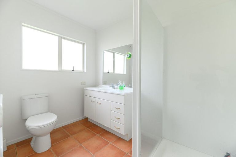 Photo of property in 60 Hewlett Road, Massey, Auckland, 0614