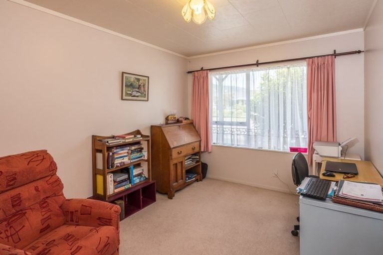 Photo of property in 60 Rewarewa Crescent, Waikanae, 5036