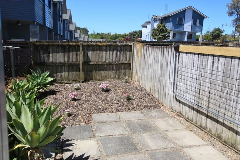 Photo of property in 5/6 John Jennings Drive, Oteha, Auckland, 0632