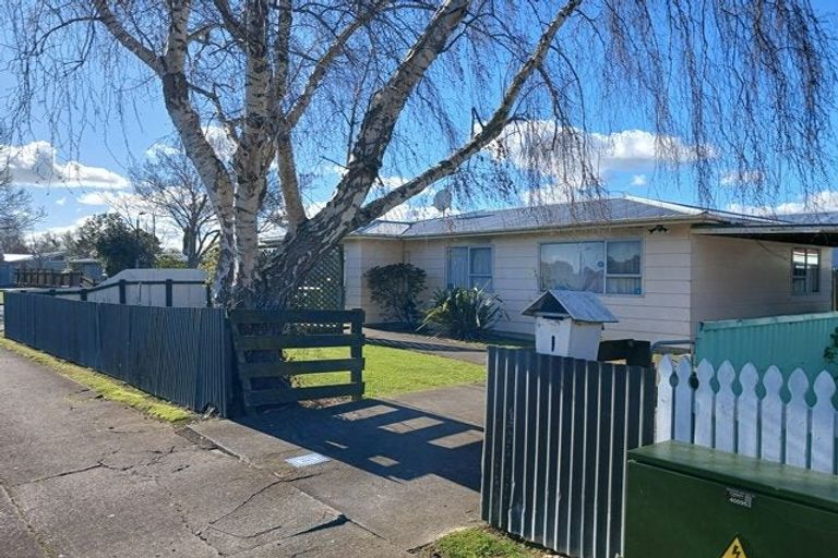 Photo of property in 1 Chatsworth Place, Highbury, Palmerston North, 4412