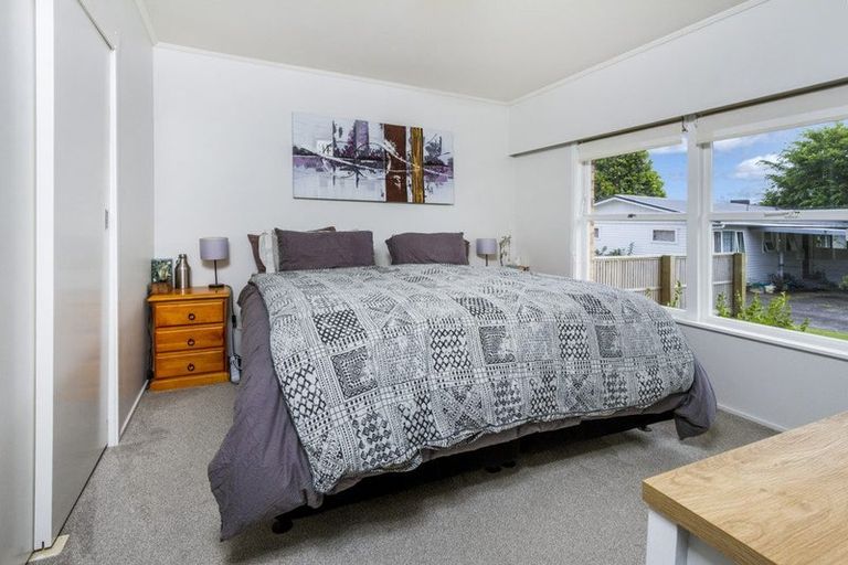 Photo of property in 2/8 Wykeham Place, Glenfield, Auckland, 0629