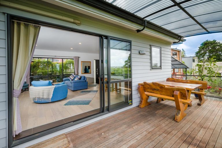 Photo of property in 24 Edgerton Road, Te Atatu Peninsula, Auckland, 0610