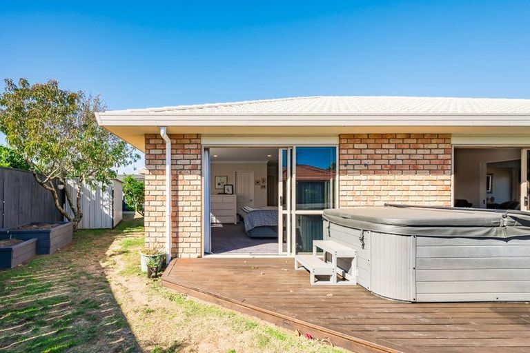 Photo of property in 5 Holcombe Drive, Paraparaumu, 5032