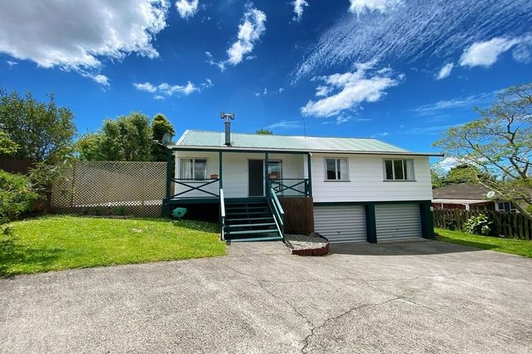 Photo of property in 2/23 Tetrarch Place, Totara Vale, Auckland, 0629