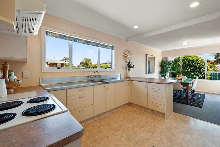 Photo of property in 43 Nevada Drive, Merrilands, New Plymouth, 4312