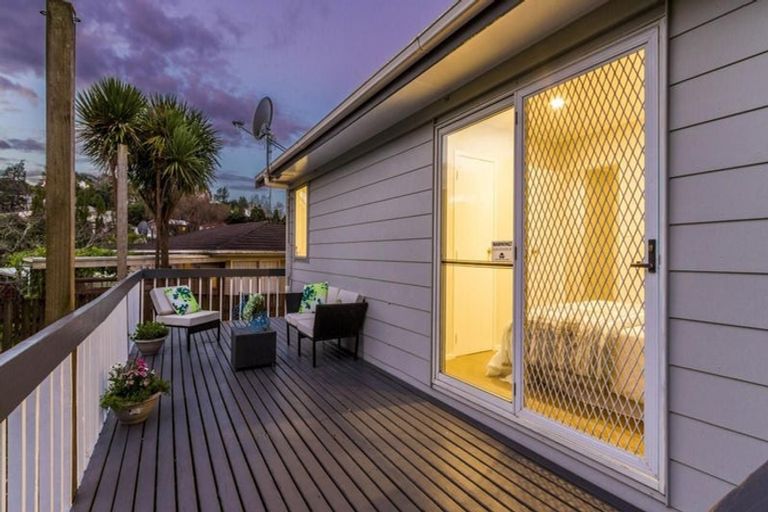 Photo of property in 17 Wanita Place, Totara Vale, Auckland, 0629