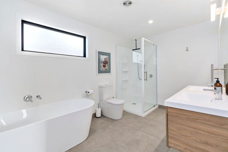 Photo of property in 33 Kirimoko Crescent, Wanaka, 9305