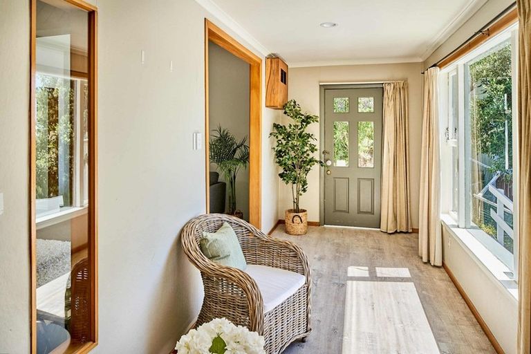 Photo of property in 12 Grays Road, Plimmerton, Porirua, 5026