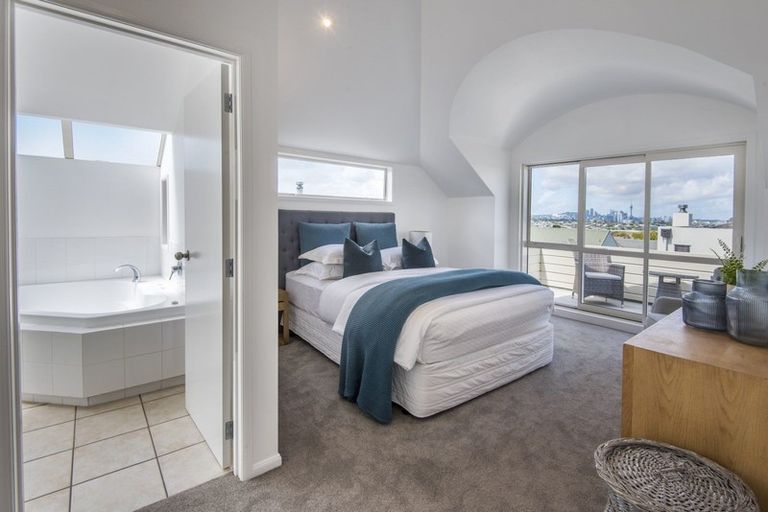 Photo of property in 2/14 Bayview Road, Hauraki, Auckland, 0622