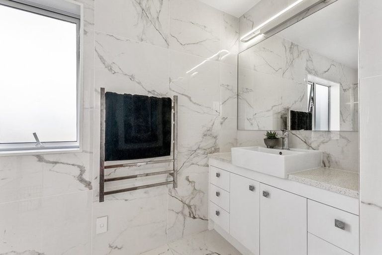 Photo of property in 17 Walter Ruddock Avenue, Kumeu, 0810