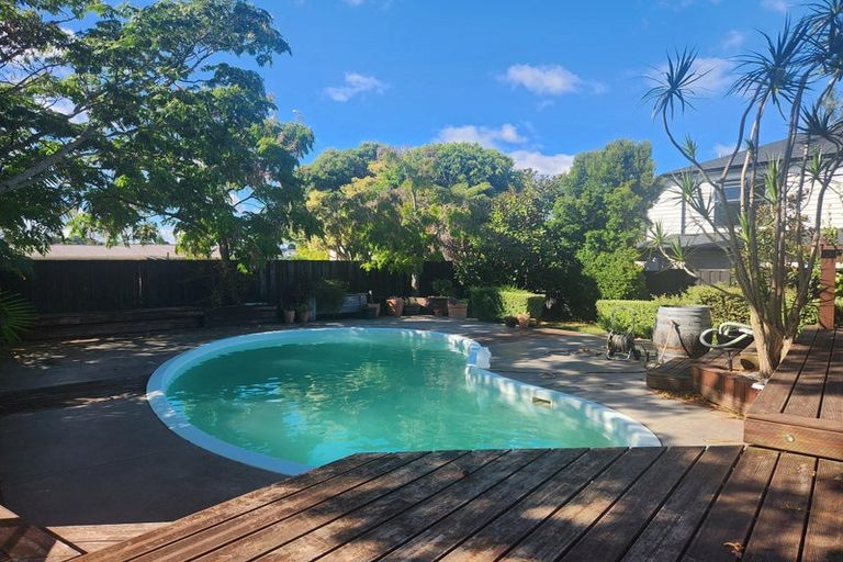 Photo of property in 85 Hutchinsons Road, Bucklands Beach, Auckland, 2014