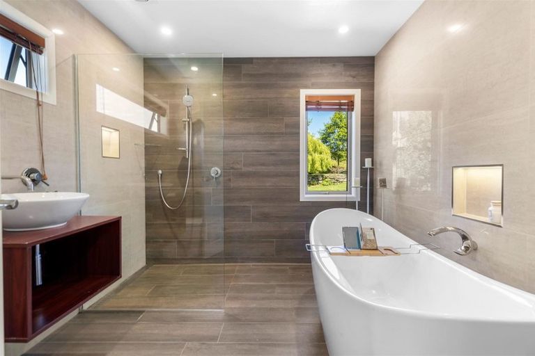 Photo of property in 14 Milward Place, Kelvin Heights, Queenstown, 9300