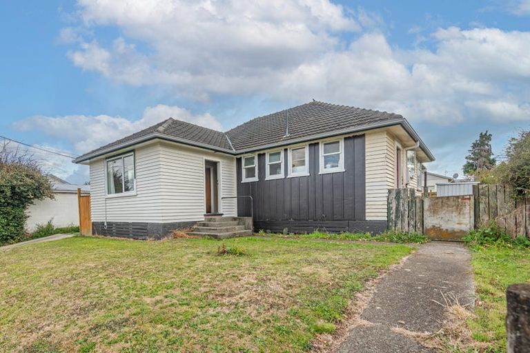 Photo of property in 1 Collins Crescent, Feilding, 4702