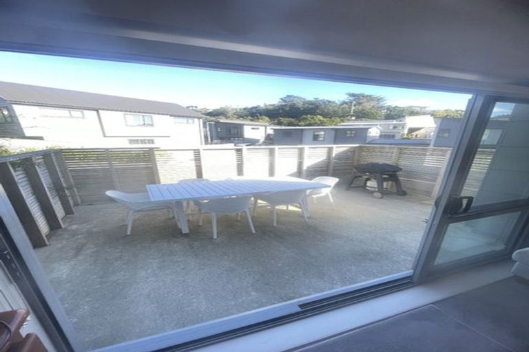 Photo of property in 6 Brindle Way, Newlands, Wellington, 6037