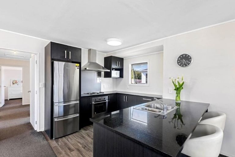 Photo of property in 1/24 Caribbean Drive, Unsworth Heights, Auckland, 0632