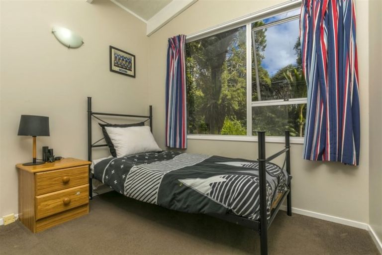 Photo of property in 16 Napuka Road, Henderson Valley, Auckland, 0612
