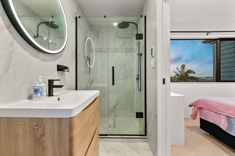 Photo of property in 152b Luckens Road, West Harbour, Auckland, 0618