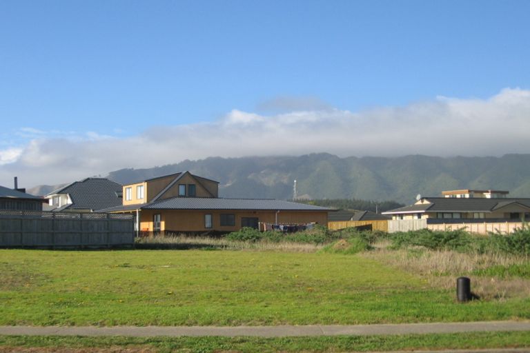 Photo of property in 4 Olliver Grove, Waikanae Beach, Waikanae, 5036