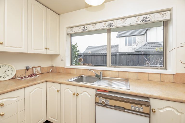 Photo of property in 2/2a Chilcombe Street, Ilam, Christchurch, 8041