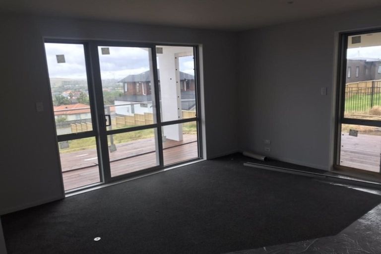 Photo of property in 32 Roxborough Place, East Tamaki Heights, Auckland, 2016
