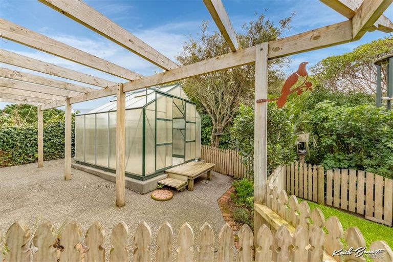Photo of property in 8 Te Whiti Grove, Korokoro, Lower Hutt, 5012