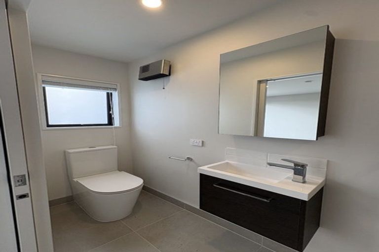 Photo of property in 2/79 Edmonton Road, Henderson, Auckland, 0612