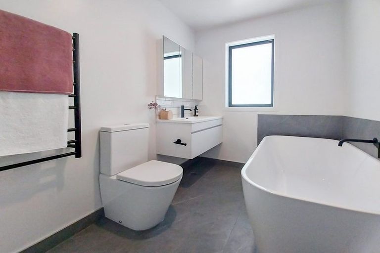 Photo of property in 1/63 Hillcrest Avenue, Hillcrest, Auckland, 0627