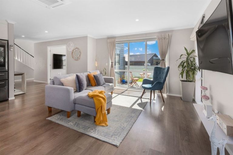 Photo of property in 11 Rotorua Grove, Aotea, Porirua, 5024