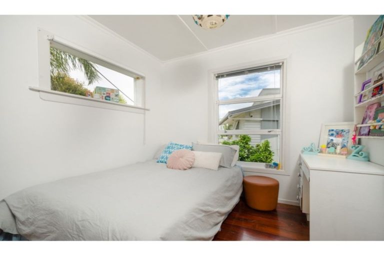 Photo of property in 50 Hebron Road, Waiake, Auckland, 0630