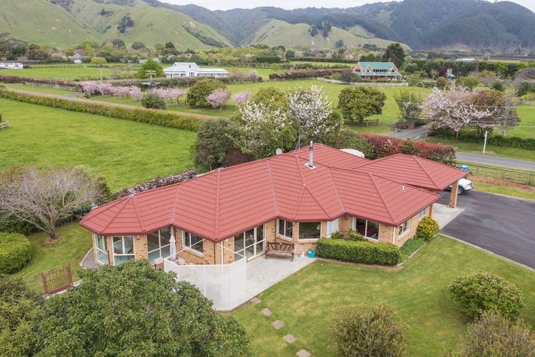 Photo of property in 34 Sutton Road, Te Horo, Otaki, 5582