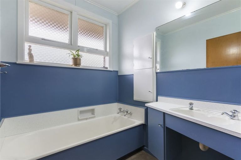 Photo of property in 25 Chatsworth Crescent, Pakuranga Heights, Auckland, 2010
