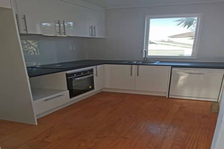 Photo of property in 5 Bodi Place, Te Atatu South, Auckland, 0610