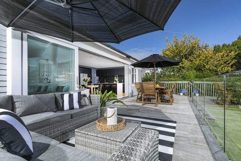 Photo of property in 1 Hanlon Crescent, Narrow Neck, Auckland, 0624