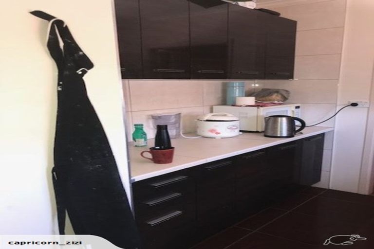 Photo of property in 2 Springside Place, New Lynn, Auckland, 0600