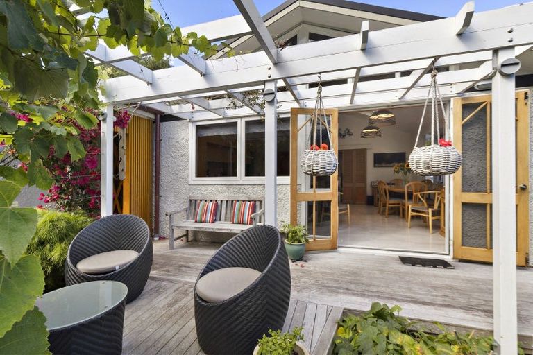 Photo of property in 32 Kotari Road, Days Bay, Lower Hutt, 5013