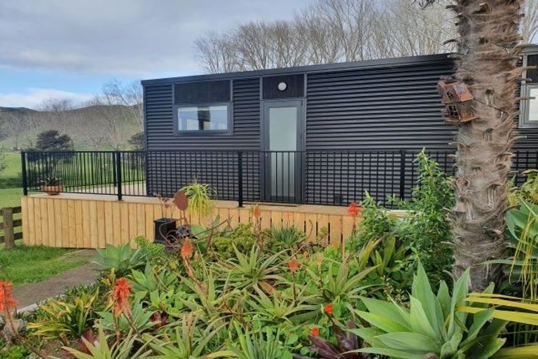 Photo of property in 60 Kawakawa-orere Road, Kawakawa Bay, Papakura, 2585