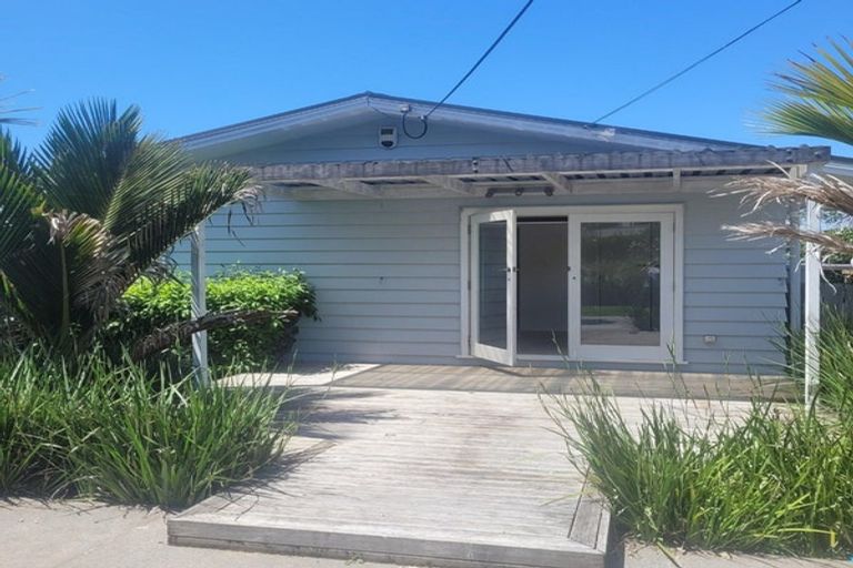 Photo of property in 11 Woodside Avenue, Northcote, Auckland, 0627