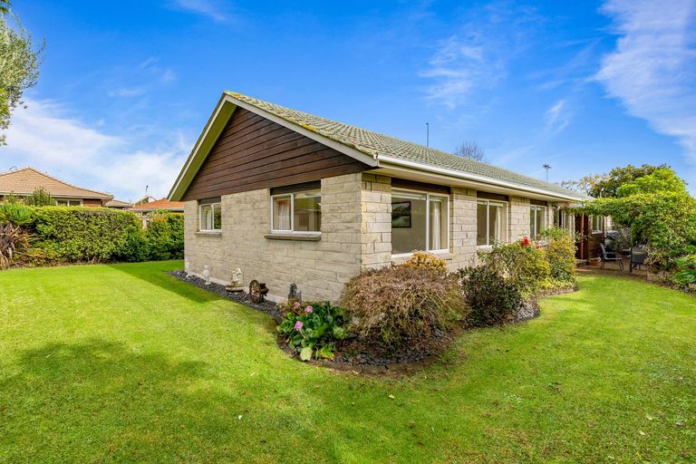 Photo of property in 41 Headcorn Place, Botany Downs, Auckland, 2010