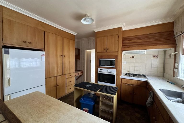 Photo of property in 72 Queenwood Road, Levin, 5510